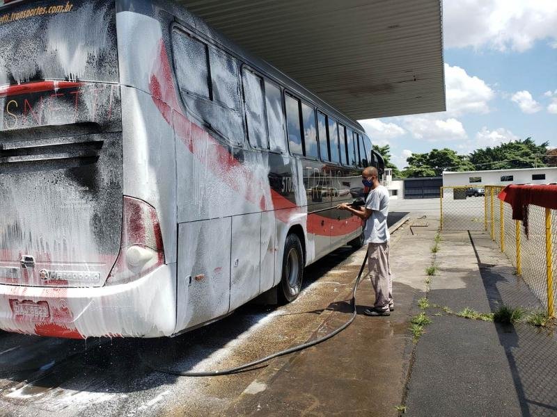 Equipamento para lavagem de onibus