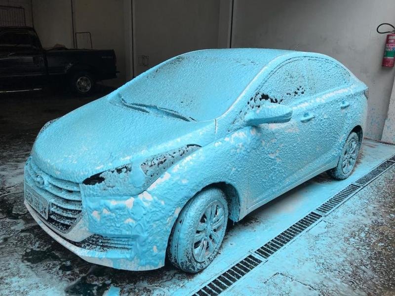 Espuma azul para lavar carros